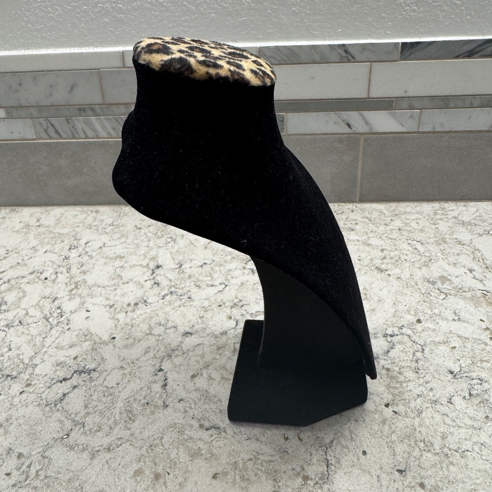 Leopard and Black Velvet jewelry  display bust designed to showcase necklace - Picture 7 of 8